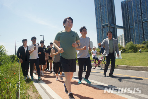 【서울=뉴시스】김진아 기자 = 안철수 바른미래당 서울시장 후보가 2일 서울 이촌한강공원에서 지지자들과 함께 '안철수와 함께 다시 뛰는 서울' 강남북 균형발전을 위한 3km 달리기를 하고 있다. 2018.06.02. (사진=바른미래당 제공)&nbsp; photo@newsis.com