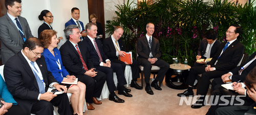 【서울=뉴시스】김진아 기자 = 송영무 국방부 장관이 2일 싱가포르에서 개최된 아시아안보회의(샹그릴라 대화)에서 미국 상하원 의원 대표단과 대담을 하고 있다. 2018.06.02. (사진=국방부 제공)&nbsp; photo@newsis.com