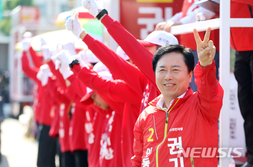 【안동=뉴시스】김진호 기자 = 권기창 자유한국당 경북 안동시장 후보는 5일 "안동 도심과 철도폐선부지, 탈춤공원, 낙동강을 하나로 연결하는 낙동강 녹색 벨트를 구축하겠다"고 밝혔다. 권 후보가 거리유세에서 손가락으로 '2번' 포즈를 취하고 있다. 2018.06.05 (사진=뉴시스DB) photo@newsis.com