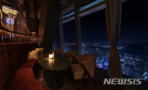 【서울=뉴시스】오크우드 프리미어 인천 와인 바 '파노라믹65'.