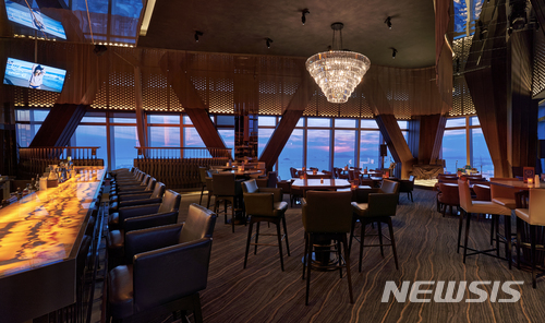 【서울=뉴시스】오크우드 프리미어 인천 와인 바 '파노라믹65'.