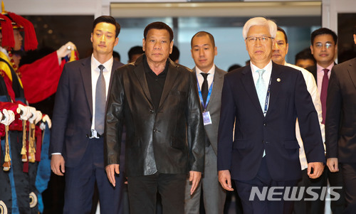 【인천공항=뉴시스】김선웅 기자 = 국빈 방한 한 로드리고 두테르테 필리핀 대통령이 3일 오전 인천국제공항을 통해 입국하고 있다. 문재인 대통령은 오는 4일 두테르테 대통령과 청와대에서 정상회담을 갖는다. 2018.06.03. mangusta@newsis.com