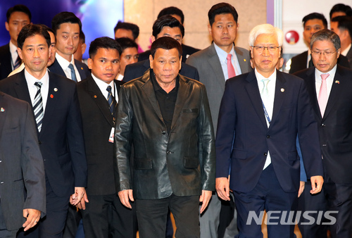 【인천공항=뉴시스】김선웅 기자 = 국빈 방한 한 로드리고 두테르테 필리핀 대통령이 3일 오전 인천국제공항을 통해 입국하고 있다. 2018.06.03. mangusta@newsis.com