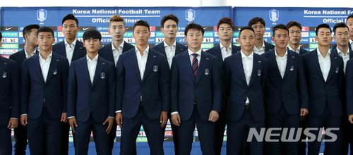 【인천공항=뉴시스】고범준 기자 = 한국 축구대표팀 신태용 감독을 비롯한 선수들이 2018 러시아월드컵을 앞둔 3일 오전 인천국제공항 제2여객터미널에서 사전 캠프지인 오스트리아 출국에 앞서 파이팅을 외치며 기념촬영을 하고 있다. 2018.06.03. bjko@newsis.com