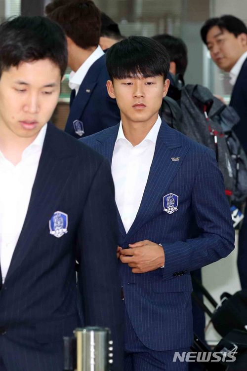 【인천공항=뉴시스】고범준 기자 = 한국 축구대표팀 이승우가 2018 러시아월드컵을 앞둔 3일 오전 인천국제공항 제2여객터미널에서 사전 캠프지인 오스트리아 출국에 앞서 출국 수속을 하고 있다. 2018.06.03. bjko@newsis.com
