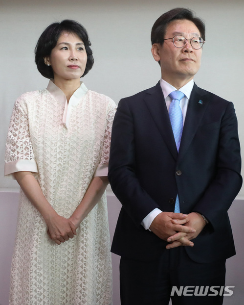 【서울=뉴시스】김선웅 기자 = 지난 3일 오후 서울 용산구 서울역에서 열린 '평양가는 기차표를 다오' 행사에서 이재명 경기도지사 후보와 부인 김혜경 씨가 참석해 자리하고 있다. 문익환 목사 탄생 100년을 맞아 열린 이날 행사에서는 부스 형태로 설치된 특별 매표소에서 서울발 평양행 기차표를 받을 수 있으며 서울역 전광판에는 '평양행'이 표기된다. 2018.06.03. mangusta@newsis.com