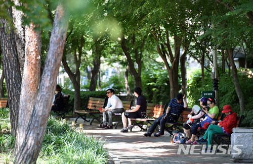 【대구=뉴시스】우종록 기자 = 대구 낮 기온이 32도를 웃도는 등 무더운 날씨를 보인 3일 오후 대구시 중구 공평동 2·28 기념중앙공원에서 시민들이 뜨거운 태양을 피해 휴식을 취하고 있다. 2018.06.03. wjr@newsis.com