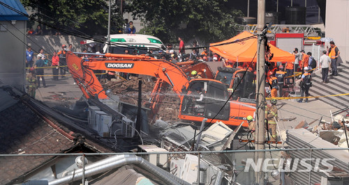 【서울=뉴시스】 추상철 기자 = 3일 오후 서울 용산구 4층 건물이 무너져 출동한 소방대원이 중장비를 동원한 건물 잔해 정리 작업을 하고 있다. 소방당국은 이번 사고로 거주하던 주민 1명이 경상을 입고 병원에 옮겨졌으며 건물 인근에 주차된 차량 4대가 파손됐다고 밝혔다. 2018.06.03.&nbsp; scchoo@newsis.com