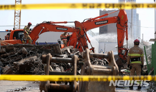 【서울=뉴시스】 추상철 기자 = 3일 오후 서울 용산구 4층 건물이 무너져 출동한 소방대원이 중장비를 동원한 건물 잔해 정리 작업을 하고 있다. 소방당국은 이번 사고로 거주하던 주민 1명이 경상을 입고 병원에 옮겨졌으며 건물 인근에 주차된 차량 4대가 파손됐다고 밝혔다. 2018.06.03. scchoo@newsis.com