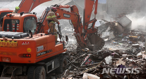【서울=뉴시스】 추상철 기자 = 3일 오후 서울 용산구 4층 건물이 무너져 출동한 소방대원이 중장비를 동원한 건물 잔해 정리 작업을 하고 있다. 소방당국은 이번 사고로 거주하던 주민 1명이 경상을 입고 병원에 옮겨졌으며 건물 인근에 주차된 차량 4대가 파손됐다고 밝혔다. 2018.06.03.&nbsp; scchoo@newsis.com