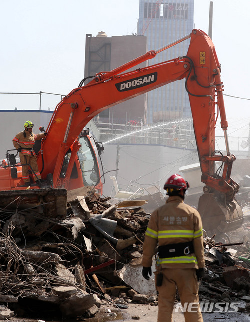 【서울=뉴시스】 추상철 기자 = 3일 오후 서울 용산구 4층 건물이 무너져 출동한 소방대원이 중장비를 동원한 건물 잔해 정리 작업을 하고 있다. 소방당국은 이번 사고로 거주하던 주민 1명이 경상을 입고 병원에 옮겨졌으며 건물 인근에 주차된 차량 4대가 파손됐다고 밝혔다. 2018.06.03.&nbsp; scchoo@newsis.com