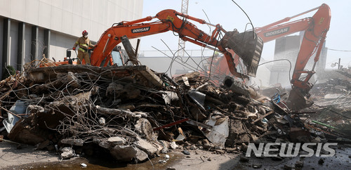 【서울=뉴시스】 추상철 기자 = 3일 오후 서울 용산구 4층 건물이 무너져 출동한 소방대원이 중장비를 동원한 건물 잔해 정리 작업을 하고 있다. 소방당국은 이번 사고로 거주하던 주민 1명이 경상을 입고 병원에 옮겨졌으며 건물 인근에 주차된 차량 4대가 파손됐다고 밝혔다. 2018.06.03.&nbsp; scchoo@newsis.com