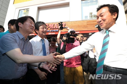 【서울=뉴시스】홍효식 기자 = 안철수(왼쪽) 바른미래당 서울시장 후보와 손학규 선대위원장. 2018.06.03. yesphoto@newsis.com