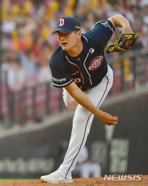 【광주=뉴시스】류형근 기자 = 3일 오후 광주 북구 광주-기아챔피언스필드에서 열린 2018프로야구 KIA 타이거즈 대 두산 베어스의 경기, 4회말 무사에서 마운드에 올라온 두산 바뀐투수 곽빈이 역투하고 있다. 2018 .06.03. hgryu77@newsis.com