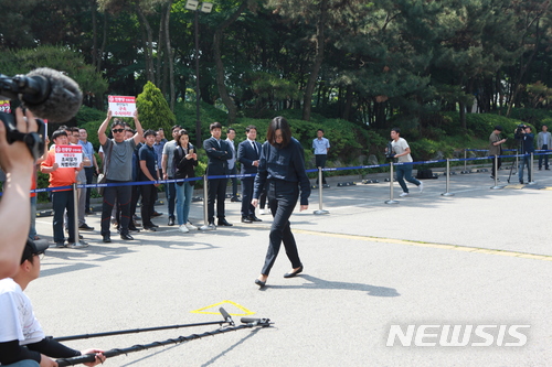 조현아 전 대한항공 부사장 '밀수 혐의' 피의자 신분 세관 출석