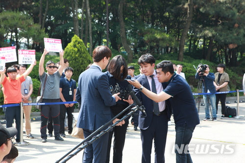 조현아 전 대한항공 부사장 '밀수 혐의' 피의자 신분 세관 출석