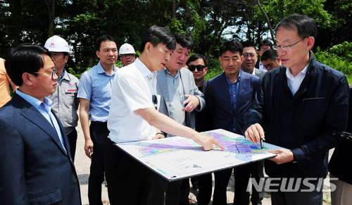 【광주=뉴시스】송창헌 기자 = 광주시가 주도하는 완성차 공장 건설에 현대자동차가 적극 투자 의향을 밝힌 가운데 현대차 실무진들이 4일 오전 광주 빛그린국가산업단지에서 부지 개발업체인 한국토지주택공사(LH) 관계자로부터 산단개발 현황과 완성차 공장 부지 등에 대한 설명을 듣고 있다. 2018.06.04 (사진=광주시 제공) photo@newsis.com