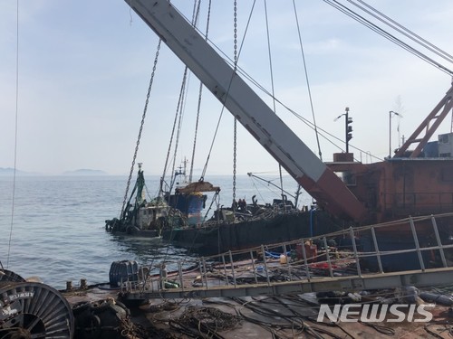 【통영=뉴시스】신정철 기자 = 지난 3월 6일 경남 통영시 욕지면 좌사리도 남서방 2.5해리 해상에서 침몰됐던 사천선적 59t급 저인망어선 제11제일호(사진)가 4일 인양됐다. 통영해양경찰서에 따르면 이날 오후 2시 현재, 제11제일호 선주측에서 동원한 9700t급 해상 크레인 등이 제11제일호를 인양했고, 선체 내부를 수색중에 실종자로 추정되는 사체 1구를 벌견했다. 2018.06.04.(사진=통영해경 제공)&nbsp;&nbsp; photo@newsis.com