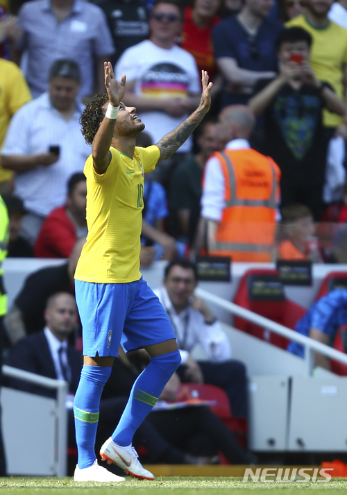 【리버풀=AP/뉴시스】4일(한국시간) 영국 리버풀 안필드 스타움에서 열린 브라질과 크로아티아의 평가전에서 결승골을 넣은 네이마르(파리 생제르맹)가 세리머니를 하고 있다. 브라질이 크로아티아에 2-0으로 승리했다. 