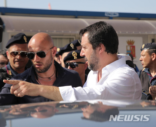 【포잘로(이탈리아)=AP/뉴시스】마테오 살비니 이탈리아 부총리 겸 내무장관이 3일 이탈리아 시칠리아섬의 포잘로항에 도착하고 있다. 살비니 장관은 이날 난민들을 대거 추방하고 난민들에 대한 지원을 없앨 것을 다짐했다. 2018.6.4