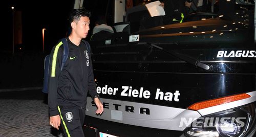 【레오강(오스트리아)=뉴시스】고범준 기자 = 2018 러시아월드컵에 출전하는 축구대표팀 손흥민이 3일 오후(현지시각) 오스트리아 비엔나 국제공항에 도착한 후 숙소인 크랄레호프 호텔로 들어서고 있다. 월드컵 대표팀은 전지훈련 캠프인 오스트리아 잘츠부르크 인근 레오강에서 담금질을 마친 뒤 두 번의 평가전을 끝내고 오는 12일 러시아 내 베이스캠프인 상트페테르부르크에 입성한다. 2018.06.04. bjko@newsis.com