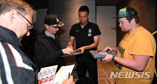 【레오강(오스트리아)=뉴시스】고범준 기자 = 2018 러시아월드컵에 출전하는 축구대표팀 김신욱이 3일 오후(현지시각) 오스트리아 비엔나 국제공항에 도착한 후 숙소인 크랄레호프 호텔로 들어서며 팬들에게 사인을 해 주고 있다. 월드컵 대표팀은 전지훈련 캠프인 오스트리아 잘츠부르크 인근 레오강에서 담금질을 마친 뒤 두 번의 평가전을 끝내고 오는 12일 러시아 내 베이스캠프인 상트페테르부르크에 입성한다. 2018.06.04. bjko@newsis.com
