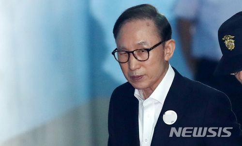 【서울=뉴시스】이영환 기자 = '다스 의혹' 이명박 전 대통령이 4일 오전 서울 서초구 서울중앙지방법원에서 열린 2차 공판에 출석하고 있다. 2018.06.04.&nbsp;&nbsp; 20hwan@newsis.com