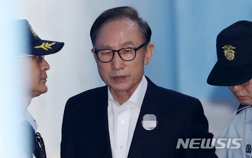 【서울=뉴시스】이영환 기자 = 이명박 전 대통령이 지난 4일 서울 서초구 서울중앙지법에서 열린 2차 공판에 출석하고 있다. 2018.06.04.&nbsp;&nbsp; 20hwan@newsis.com