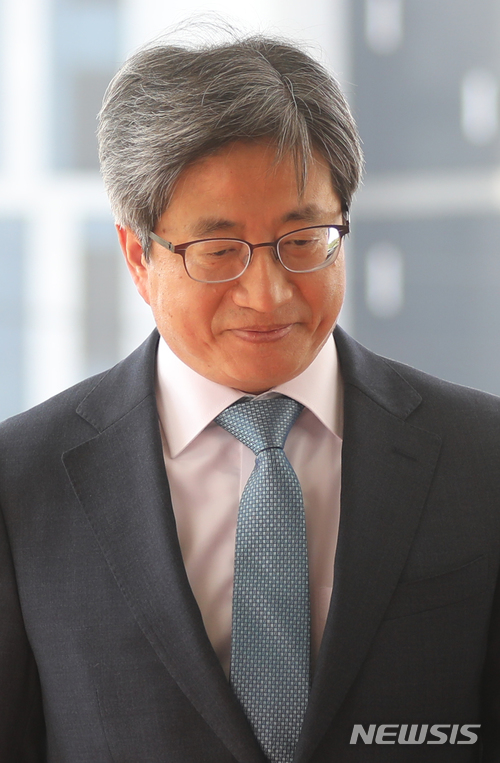 【서울=뉴시스】임태훈 기자 = 김명수 대법원장이 4일 오전 서울 서초구 대법원으로 출근하고 있다.&nbsp; 서울중앙지법은 이날 '재판거래 의혹'과 관련해 소속 부장판사 판사회의를 시작으로, 단독판사 판사회의, 배석판사 판사회의를 개최한다. 2018.06.04. taehoonlim@newsis.com