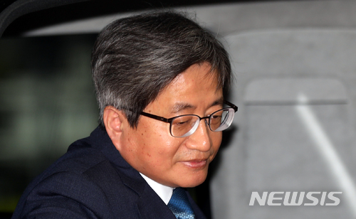 【서울=뉴시스】임태훈 기자 = 김명수 대법원장이 4일 오전 서울 서초구 대법원으로 출근하고 있다.&nbsp; 서울중앙지법은 이날 '재판거래 의혹'과 관련해 소속 부장판사 판사회의를 시작으로, 단독판사 판사회의, 배석판사 판사회의를 개최한다. 2018.06.04.&nbsp; taehoonlim@newsis.com 