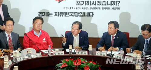 【서울=뉴시스】박영태 기자 = 6.13 전국동시지방선거 지원유세 중단을 선언한 홍준표 자유한국당 대표가 4일 오전 서울 영등포구 여의도 당사에서 진행된 서민경제 2배 만들기 대책회의에서 모두발언을 하고 있다. 2018.06.04.&nbsp; since1999@newsis.com