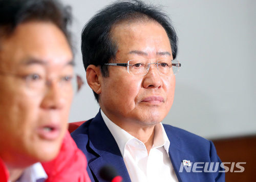 【서울=뉴시스】박영태 기자 = 6.13 전국동시지방선거 지원유세 중단을 선언한 홍준표 자유한국당 대표가 4일 오전 서울 영등포구 여의도 당사에서 진행된 서민경제 2배 만들기 대책회의에 참석해 자리에 앉아 있다. 2018.06.04.&nbsp; since1999@newsis.com 