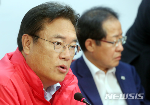 【서울=뉴시스】박영태 기자 = 4일 오전 서울 영등포구 여의도 당사에서 진행된 서민경제 2배 만들기 대책회의에서 정진석 경제파탄대책특위 위원장이 발언을 하고 있다. 2018.06.04. since1999@newsis.com