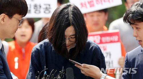 【인천=뉴시스】 추상철 기자 = 조현아 전 대한항공 부사장이 4일 오전 밀수·탈세 혐의로 조사를 받기 위해 인천 중구 인천본부세관으로 들어서고 있다. 2018.06.04. scchoo@newsis.com