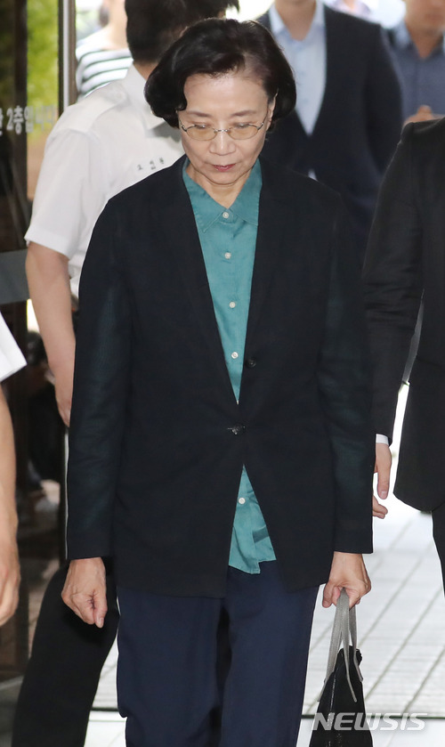 【서울=뉴시스】임태훈 기자 = 이명희 전 일우재단 이사장이 4일 오전 서울 서초구 중앙지방법원에서 구속 전 피의자심문(영장실질심사)을 받기 위해 법정으로 향하고 있다.&nbsp; 이 씨는 지난 2014년 8월부터 지난 3월까지 경비원에 전지가위를 던지고 호텔 조경 설계업자에게 폭행을 가하며 공사자재를 발로 차 업무를 방해하는 등 피해자 11명을 상대로 총 24건의 범행을 저지른 혐의를 받고 있다. 2018.06.04.&nbsp; taehoonlim@newsis.com