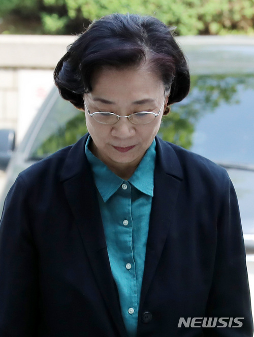 【서울=뉴시스】이영환 기자 = 조양호 한진그룹 회장의 부인 이명희 전 일우재단 이사장이 4일 오전 서울 서초구 서울중앙지방법원에서 열린 구속 전 피의자심문(영장실질심사)에 출석하고 있다.경찰은 이 전 이사장이 지난 2011년 8월부터 지난 3월까지 11명의 피해자에게 24차례 폭언·폭행한 혐의로 구속영장을 신청, 서울중앙지검은 이를 받아들여 지난달 31일 이 전 이사장에 대한 구속영장을 청구했다. 2018.06.04.&nbsp;&nbsp; 20hwan@newsis.com