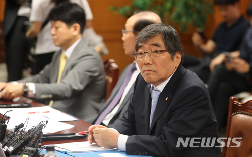 【서울=뉴시스】전진환 기자 = 윤석헌 금융감독원장이 4일 오전 서울 여의도 금감원에서 금융협회장들과 간담회를 하고 있다. 2018.06.04. amin2@newsis.com