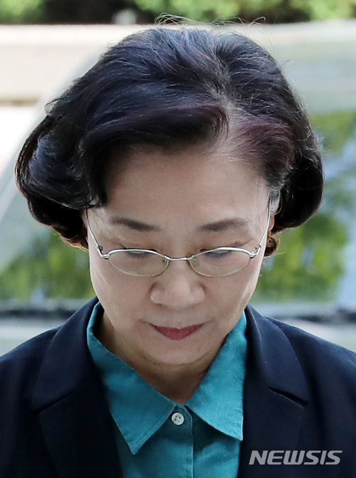 【서울=뉴시스】이영환 기자 = 조양호 한진그룹 회장의 부인 이명희 전 일우재단 이사장이 4일 오전 서울 서초구 서울중앙지방법원에서 열린 구속 전 피의자심문(영장실질심사)에 출석하고 있다. 경찰은 이 전 이사장이 지난 2011년 8월부터 지난 3월까지 11명의 피해자에게 24차례 폭언·폭행한 혐의로 구속영장을 신청, 서울중앙지검은 이를 받아들여 지난달 31일 이 전 이사장에 대한 구속영장을 청구했다. 2018.06.04.&nbsp;&nbsp; 20hwan@newsis.com