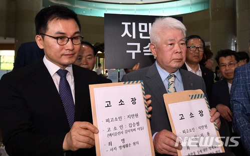 【광주=뉴시스】신대희 기자 = 4일 오전 5·18 민주화운동 당시 고(故) 위르겐 힌츠페터 독일 기자의 취재를 도운 것으로 알려진 호텔 소속 택시기사 고 김사복씨(영화 택시운전사 주인공)의 아들 김승필(59, 왼쪽)씨와 5·18 시민군 지용(76, 가운데)씨가 광주지검에 극우보수논객 지만원(76)씨를 명예훼손 등의 혐의로 고소하고 있다. 지만원씨는 지난해 8월 영화 택시운전사 개봉 전후 자신이 운영하는 사이트(시스템 클럽)에서 힌츠페터와 김사복씨를 비방했으며, 지용씨를 북한 특수군이라고 왜곡했다. 2018.06.04. sdhdream@newsis.com