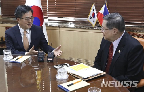 【서울=뉴시스】최진석 기자 = 김동연(왼쪽) 경제부총리 겸 기획재정부 장관이 4일 오전 서울 종로구 세종대로 정부서울청사 집무실에서 방한한 카를로스 도밍게스 필리핀 재무장관과 환담을 있다. 2018.06.04. myjs@newsis.com