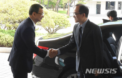 【대전=뉴시스】함형서 기자 = 문무일 검찰총장이 지난 4일 오전 대전 서구 둔산동 대전지방고등검찰청을 방문해 김강욱 대전고등검찰청 검사장과 악수를 나누고 있다. 2018.06.04.foodwork23@newsis.com