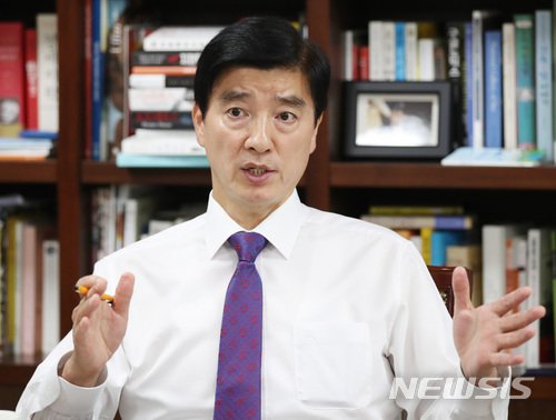 【서울=뉴시스】김진아 기자 = 이해식 강동구청장이 1일 서울 강동구청 집무실에서 뉴시스와 인터뷰를 하고 있다. 2018.06.04.&nbsp; bluesoda@newsis.com