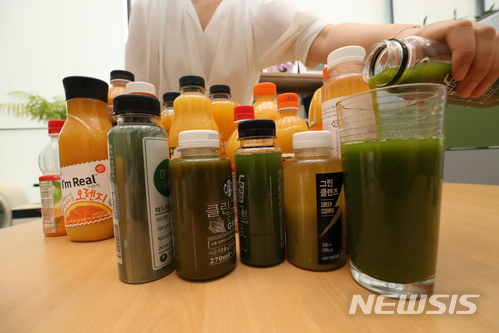 【세종=뉴시스】강종민 기자 = 소비지시민모임은 클렌즈 주스가 오렌지 주스나 과채혼합 주스에 비해 당류와 열량이 높다고 발표했다. 2018.06.04.&nbsp; ppkjm@newsis.com