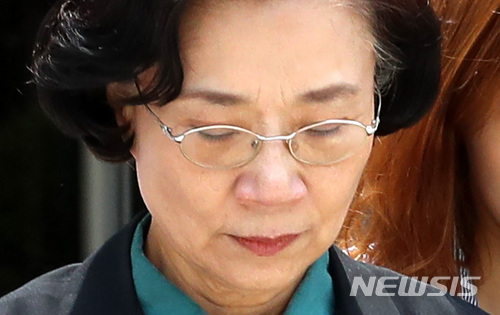 【서울=뉴시스】이영환 기자 = 조양호 한진그룹 회장의 부인 이명희 전 일우재단 이사장이 지난 4일 오후 서울 서초구 서울중앙지법에서 열린 구속 전 피의자심문(영장실질심사)을 마치고 법원 밖으로 이동하고 있다. 2018.06.04.&nbsp;&nbsp; 20hwan@newsis.com