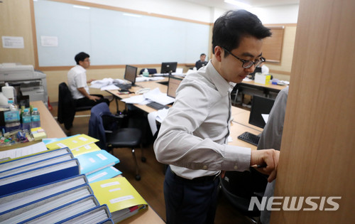 【인천=뉴시스】 추상철 기자 = 교육부가 조원태 대한항공 사장의 인하대 부정 편입학 의혹에 대한 현장 조사에 나섰다. 4일 오전 인천 남구 인하대학교에서 교육부 조사관이 대한 편입학 운영 실태 등에 대한 조사를 하고 있다. 2018.06.04. scchoo@newsis.com