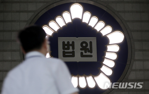 【서울=뉴시스】이영환 기자 = 양승태 전 대법원장 시절 법원행정처의 '재판 거래' 의혹 등 사법행정권 남용 사태의 후속 조치와 관련해 서울중앙지법, 서울가정법원이 판사 회의를 개최한 4일 오후 서울 서초구 서울중앙지법에서 직원들이 이동하고 있다. 전국 최대 규모인 서울중앙지법은 부장판사회의와 배석판사회의, 단독판사회의를 각각 개최한다. 이중 젊은 판사들로 구성된 단독판사회의는 일선 판사들의 현장 여론으로 여겨지며 영향력이 커, 그 결과에 이목이 쏠린다. 서울중앙지법 단독판사는 현재 80여명이며, '현 사태에 관한 입장표명'을 안건으로 논의를 진행한다. 2018.06.04.&nbsp;&nbsp; 20hwan@newsis.com