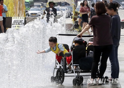 【서울=뉴시스】최진석 기자 = 낮더위가 30도 안팎으로 예보된 4일 오전 서울 광화문광장 분수대에서 어린이들이 더위를 식히고 있다. 2018.06.04. myjs@newsis.com
