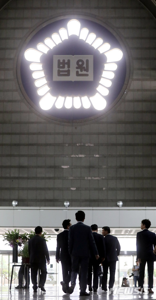 【서울=뉴시스】임태훈 기자 = 양승태 전 대법원장 시절 법원행정처의 '재판 거래' 의혹이 확산되면서 4일 각급 법원에서는 판사회의가 개최되고 있다.&nbsp; 서울중앙지법은 이날 부장판사회의와 배석판사회의, 단독판사회의를 열고 서울가정법원은 단독·배석판사회의를 진행한다. 서울고법도 이날 고법판사 회의를 개최하며, 다음날인 5일 부장판사 회의를 개최할 지 여부를 논의 중이다.&nbsp; 사진은 이날 오전 서울 서초구 서울법원종합청사의 모습. 2018.06.04.&nbsp; taehoonlim@newsis.com