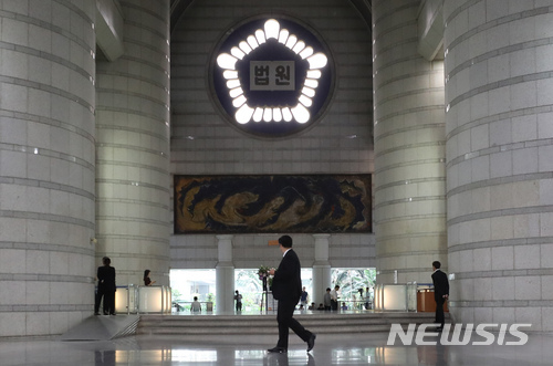 【서울=뉴시스】임태훈 기자 = 양승태 전 대법원장 시절 법원행정처의 '재판 거래' 의혹이 확산되면서 4일 각급 법원에서는 판사회의가 개최되고 있다.&nbsp; 서울중앙지법은 이날 부장판사회의와 배석판사회의, 단독판사회의를 열고 서울가정법원은 단독·배석판사회의를 진행한다. 서울고법도 이날 고법판사 회의를 개최하며, 다음날인 5일 부장판사 회의를 개최할 지 여부를 논의 중이다.&nbsp; 사진은 이날 오전 서울 서초구 서울법원종합청사의 모습. 2018.06.04.&nbsp; taehoonlim@newsis.com