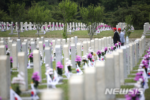 【서울=뉴시스】김선웅 기자 = 현충일을 이틀 앞둔 4일 서울 동작구 국립서울현충원에서 참배객들이 먼저 간 전우의 묘를 향해 걷고 있다. 2018.06.04.&nbsp; mangusta@newsis.com